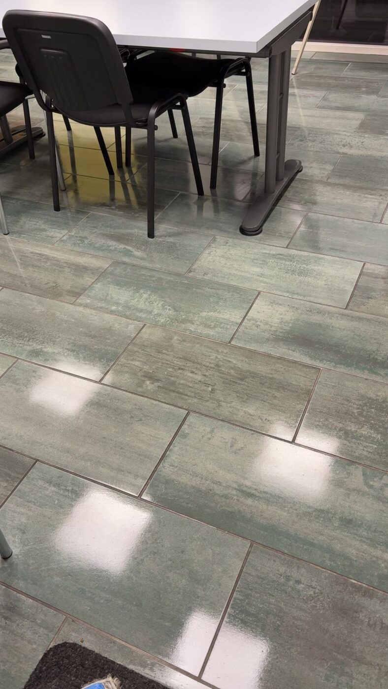 Frisch gereinigter Plattenboden in einem Sitzungszimmer