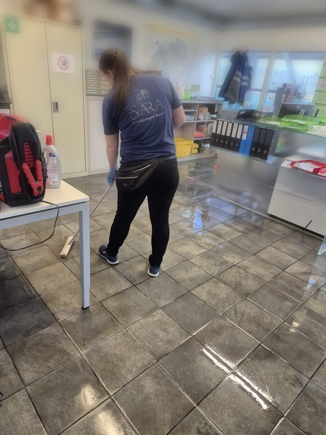 Mitarbeiterin von SARA Reinigungen bei der Arbeit